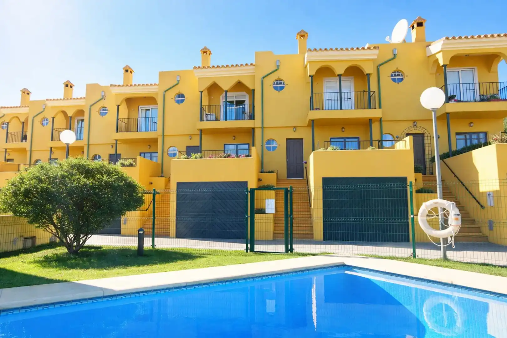 Außenansicht von Einfamilien-Reihenhaus zum Verkauf in Manilva mit Klimaanlage, Terrasse und Schwimmbad