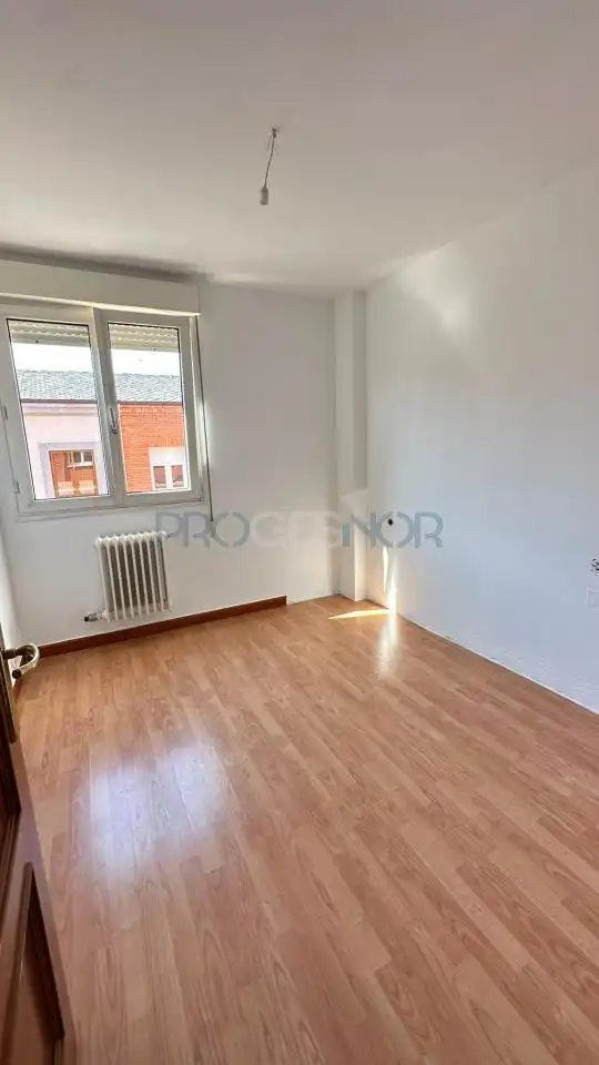 Habitación de Apartamento en venta en San Andrés del Rabanedo con Calefacción