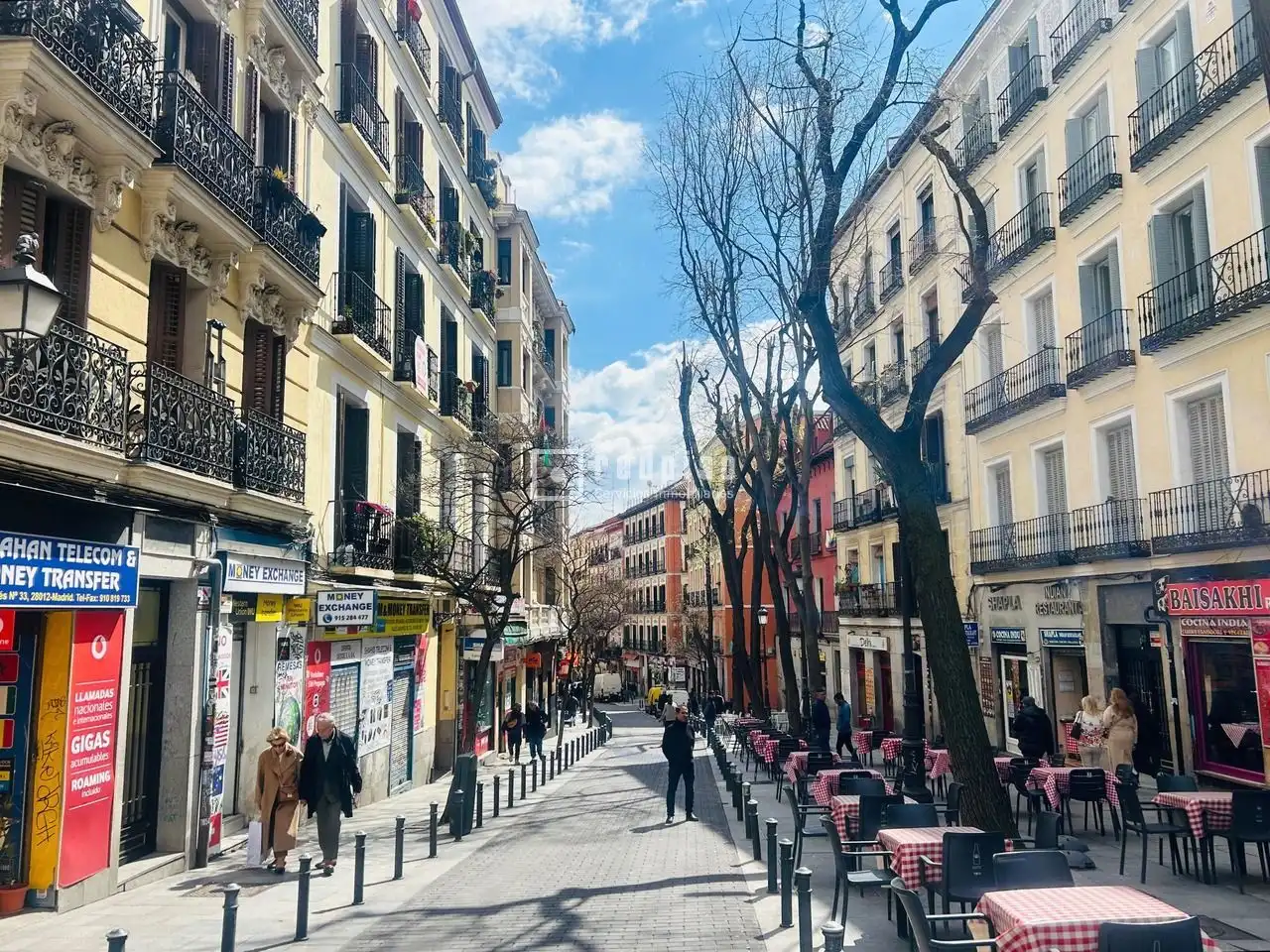 Vista exterior de Piso en venta en Madrid con Calefacción, Amueblado y Alarma