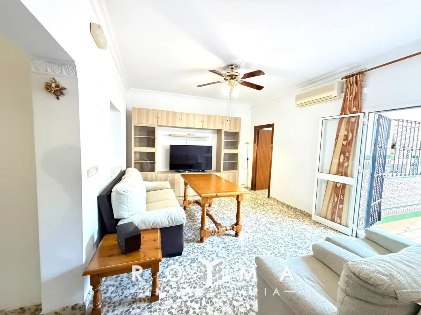 Sala d'estar de Casa adosada en venda en Dos Hermanas amb Aire condicionat
