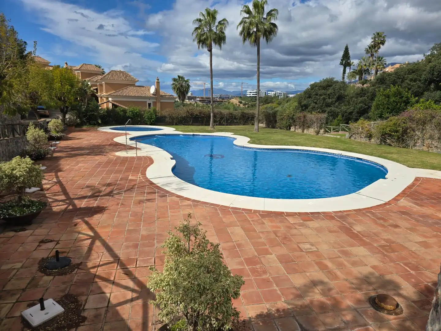 Piscina de Casa adosada en venta en Marbella con Aire acondicionado, Jardín privado y Domótica