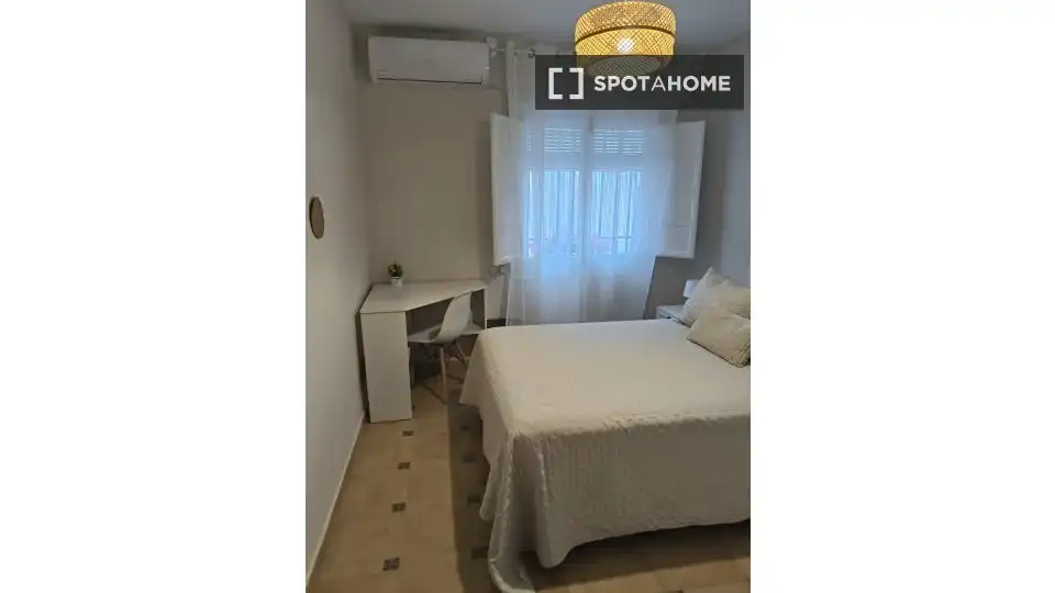 Dormitori de Apartament per a compartir en Córdoba amb Aire condicionat, Terrassa i Moblat