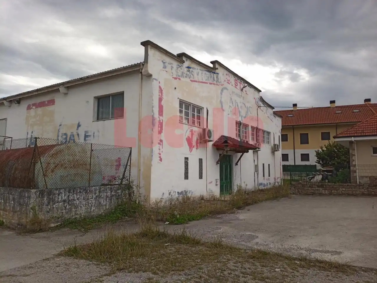 Außenansicht von Fabrikhallen zur Miete in Arenas de Iguña