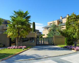 Vista exterior de Àtic de lloguer en Majadahonda amb Aire condicionat i Terrassa