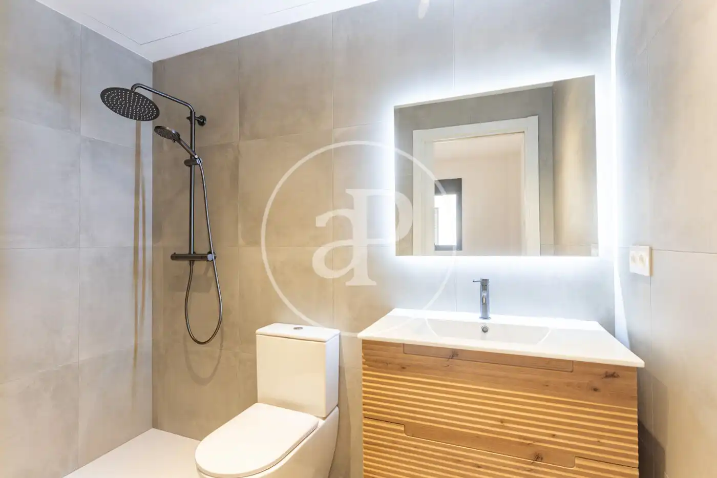 Bathroom of Flat for sale in Barcelona  with Air Conditioner, Heating and Terrace