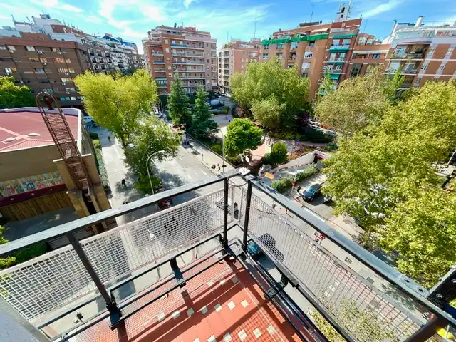 Vista exterior de Pis en venda en Madrid amb Calefacció, Terrassa i Moblat