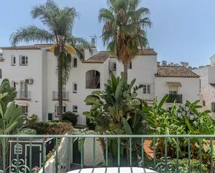 Vista exterior de Casa adosada en venda en Estepona amb Aire condicionat, Terrassa i Piscina