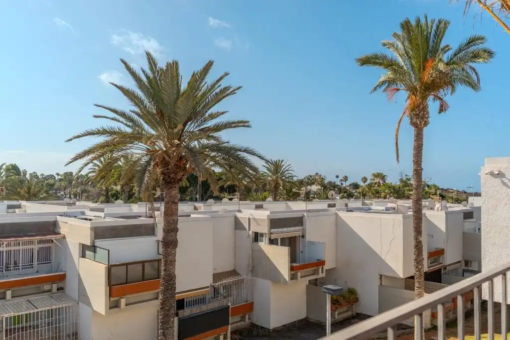 Außenansicht von Wohnungen zum Verkauf in Arona mit Privatgarten, Terrasse und Möbliert