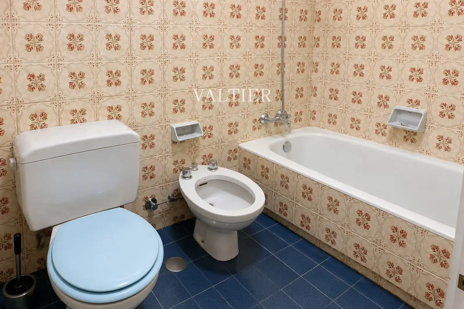 Bathroom of Flat for rent in Madrid  with Air Conditioner, Swimming Pool and Community pool