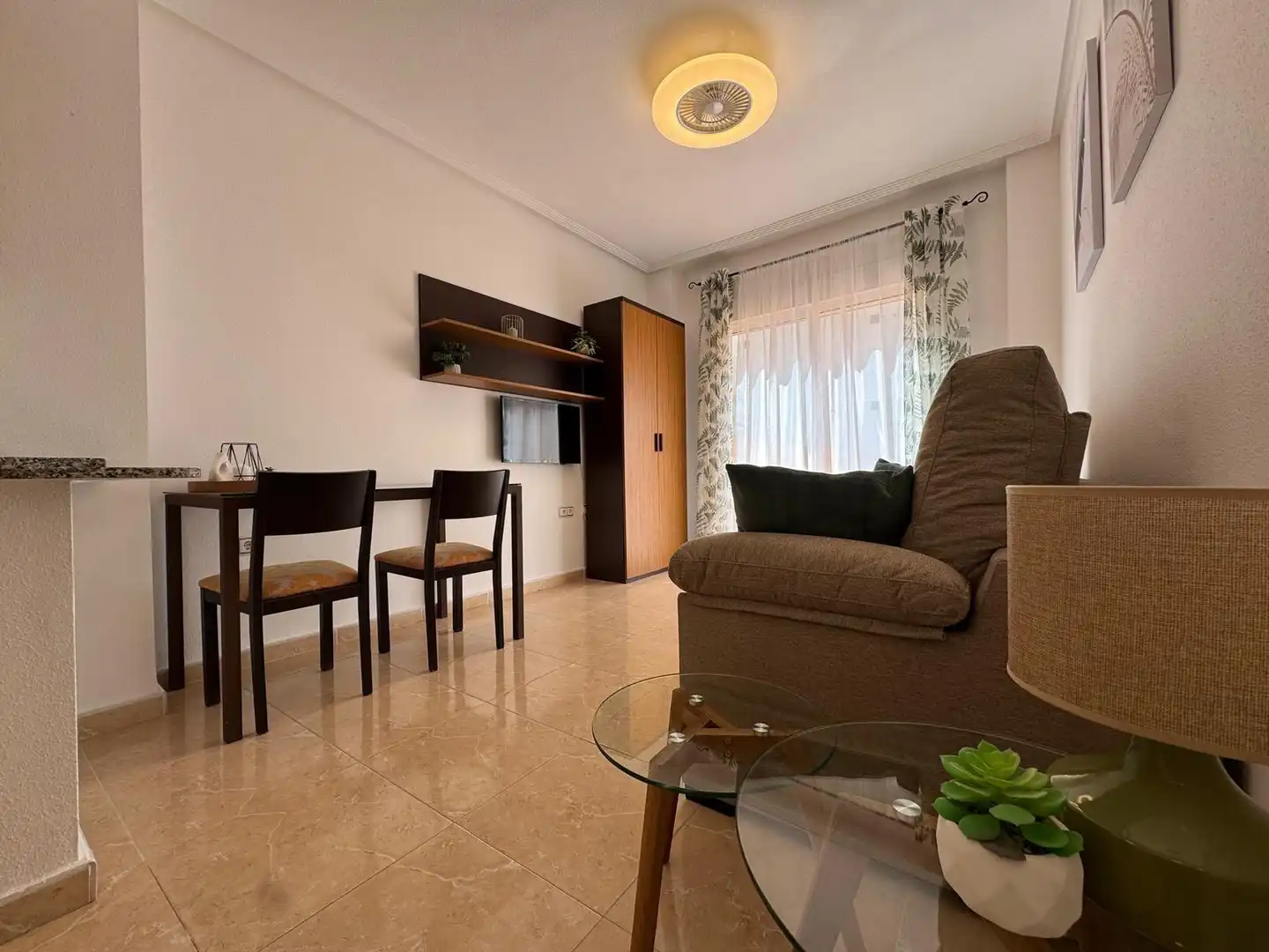 Sala de estar de Estudio en venta en Torrevieja con Aire acondicionado, Terraza y Amueblado