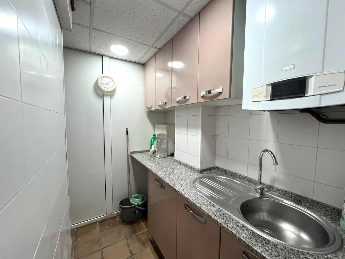 Cocina de Oficina de alquiler en Barcelona con Aire acondicionado y Calefacción