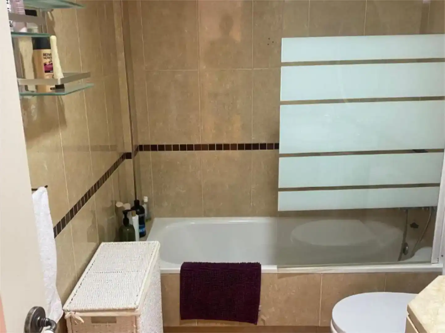 Badezimmer von Wohnung zur Miete in Roquetas de Mar mit Klimaanlage und Schwimmbad