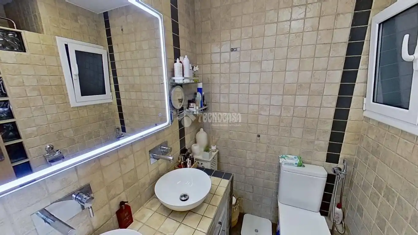 Bathroom of Flat for sale in Manresa  with Terrace, Storage room and Furnished