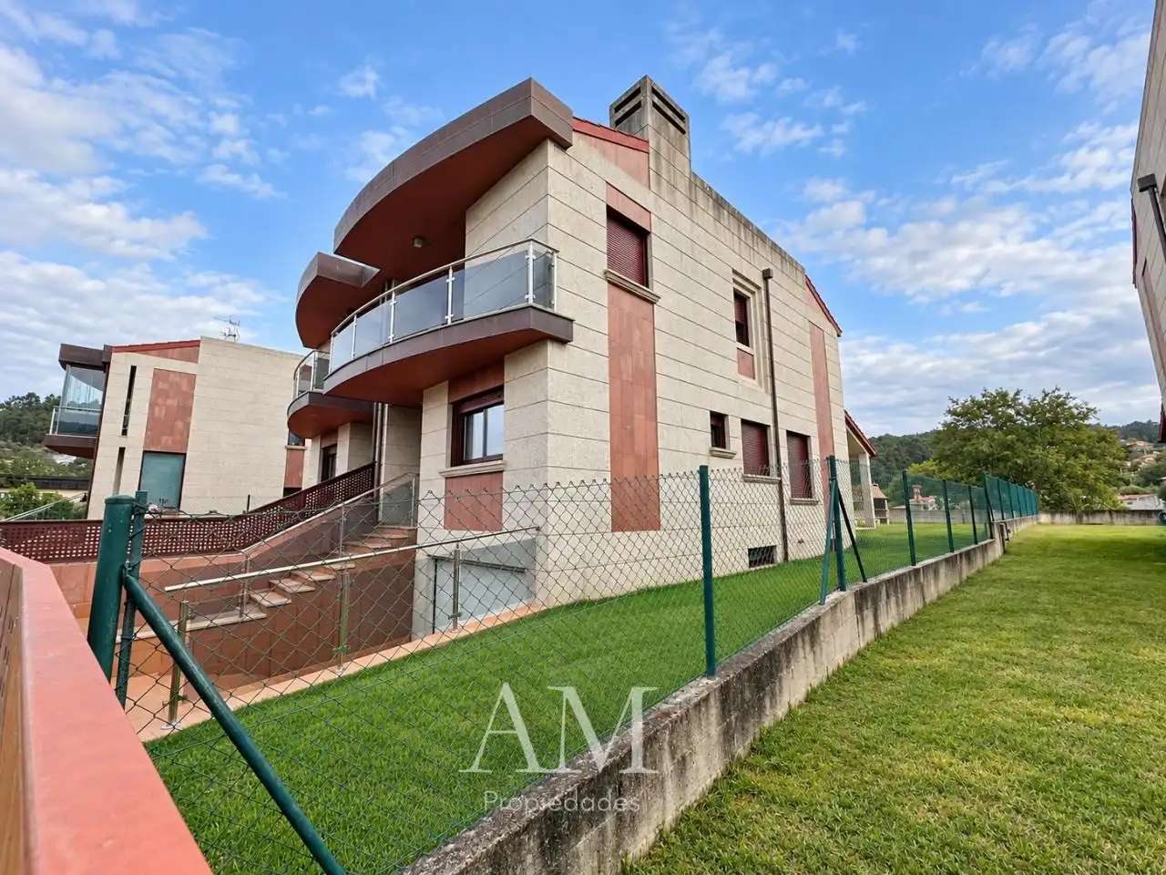 Vista exterior de Casa adosada en venda en Cangas  amb Calefacció, Jardí privat i Terrassa