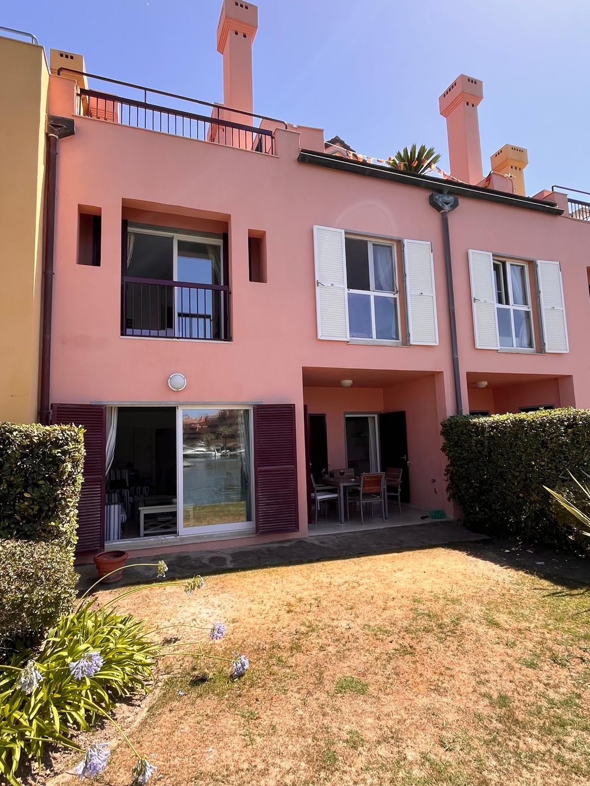Exterior view of Duplex to rent in Sotogrande  with Air Conditioner, Private garden and Furnished