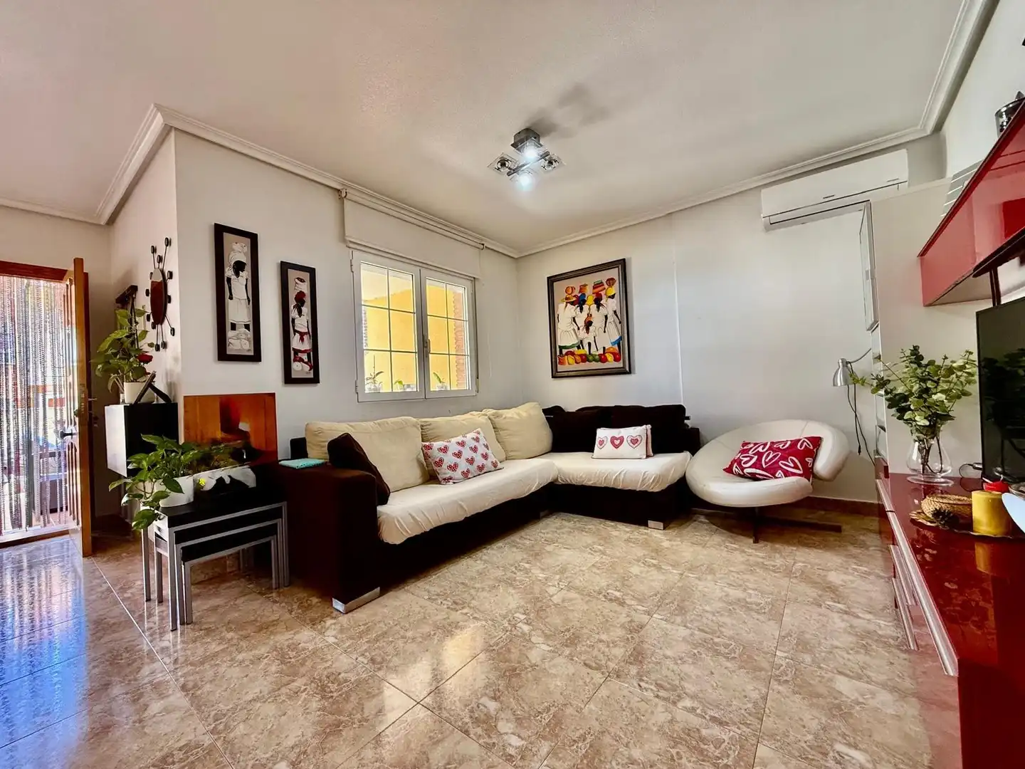 Wohnzimmer von Einfamilien-Reihenhaus zum Verkauf in San Pedro del Pinatar mit Klimaanlage, Privatgarten und Terrasse