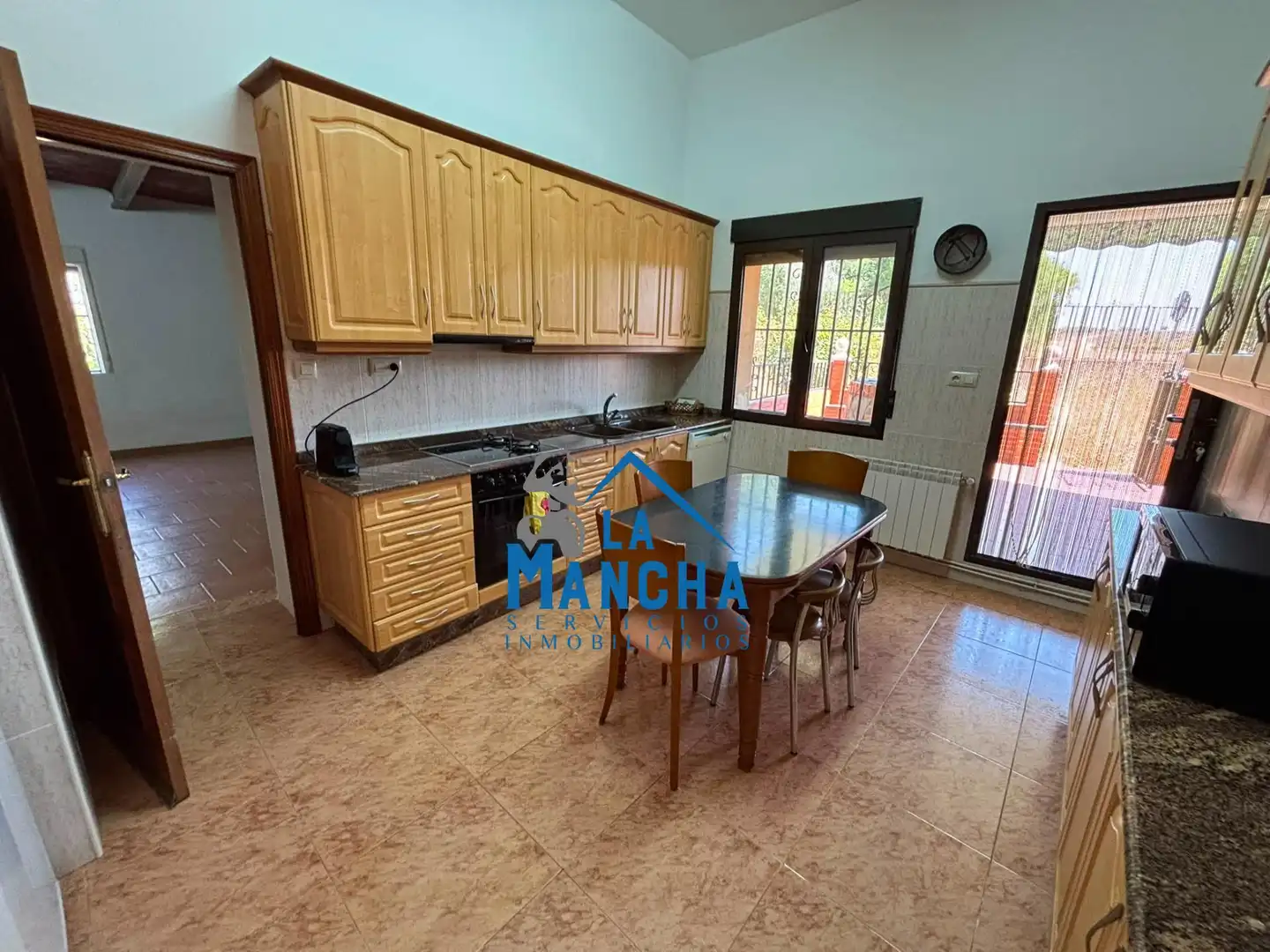 Cocina de Casa o chalet en venta en Hoya-Gonzalo con Calefacción, Jardín privado y Amueblado