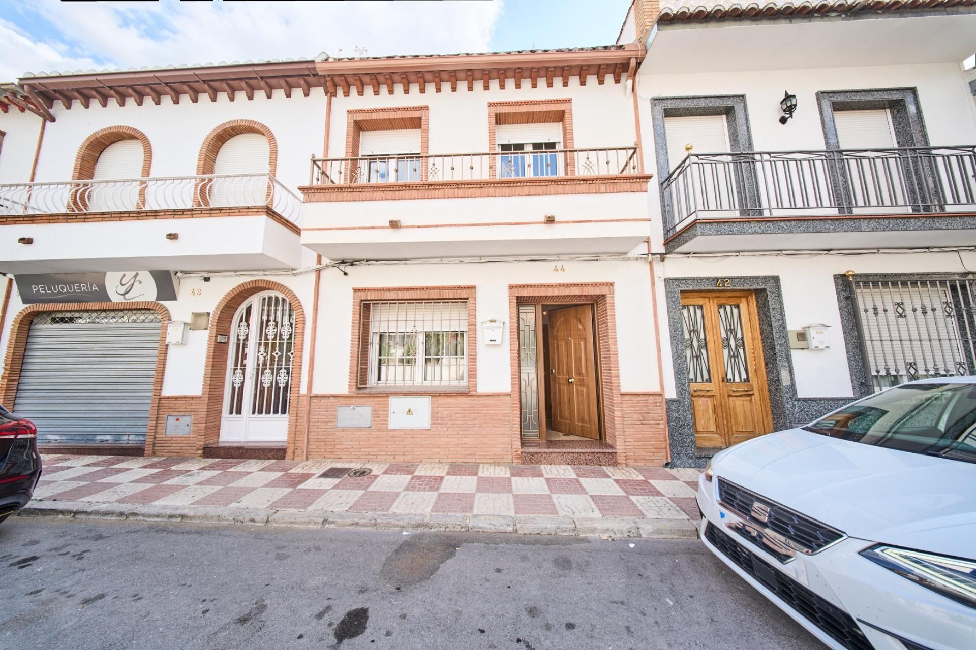 Vista exterior de Casa adosada en venda en Pinos Puente amb Aire condicionat, Terrassa i Traster