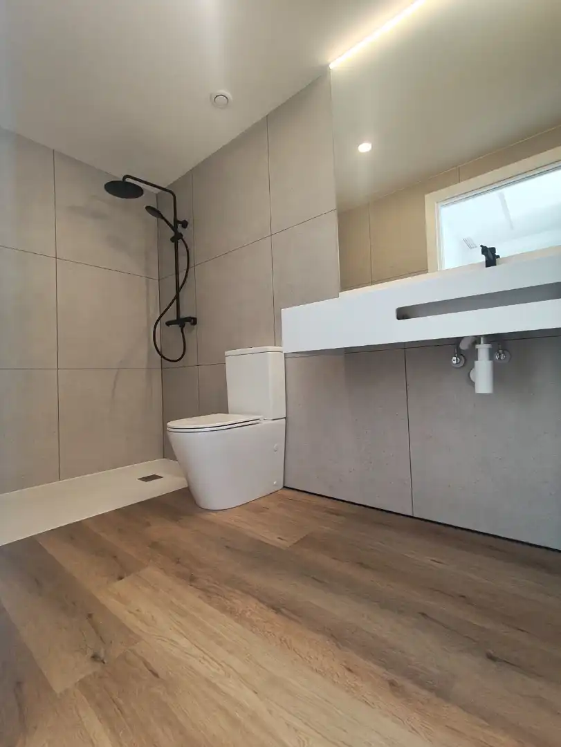 Baño de Piso de alquiler en Abrera con Aire acondicionado, Calefacción y Jardín privado