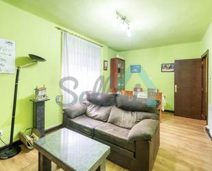 Sala d'estar de Planta baixa en venda en Oviedo  amb Calefacció i Moblat