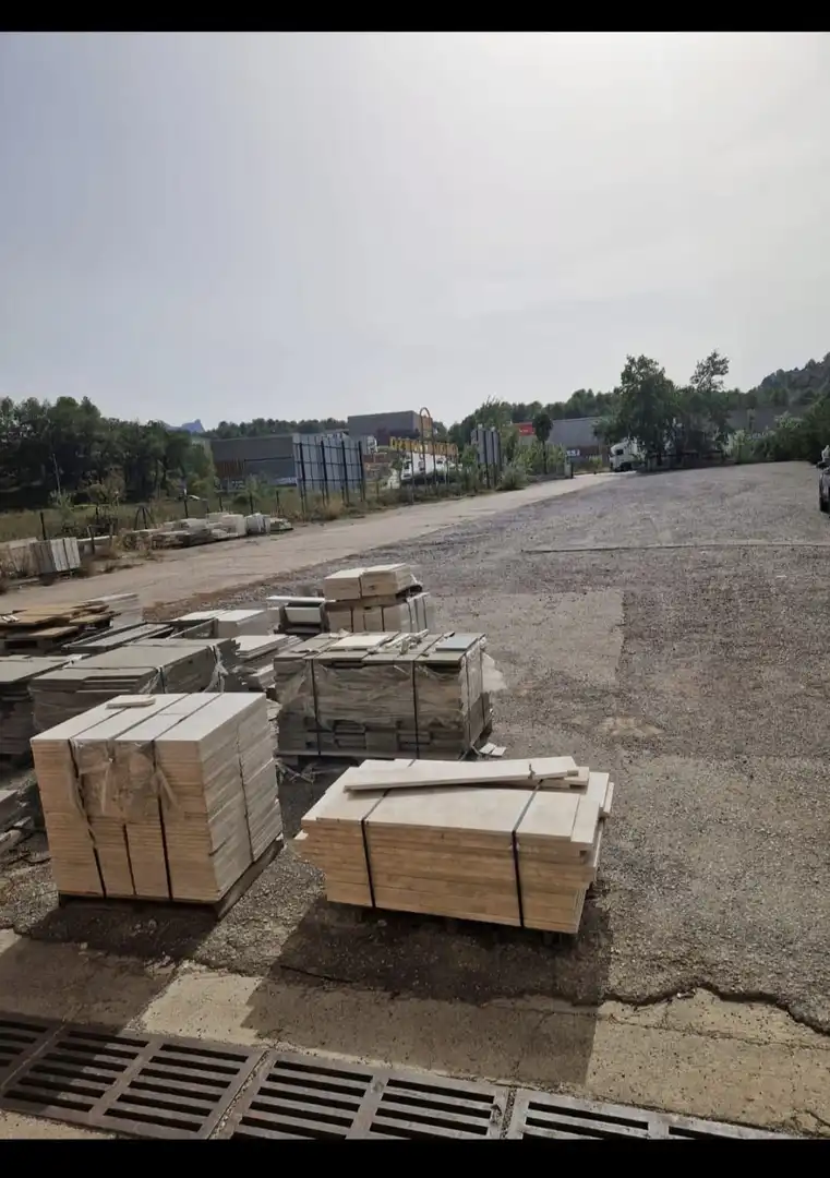 Außenansicht von Fabrikhallen zur Miete in Castellgalí