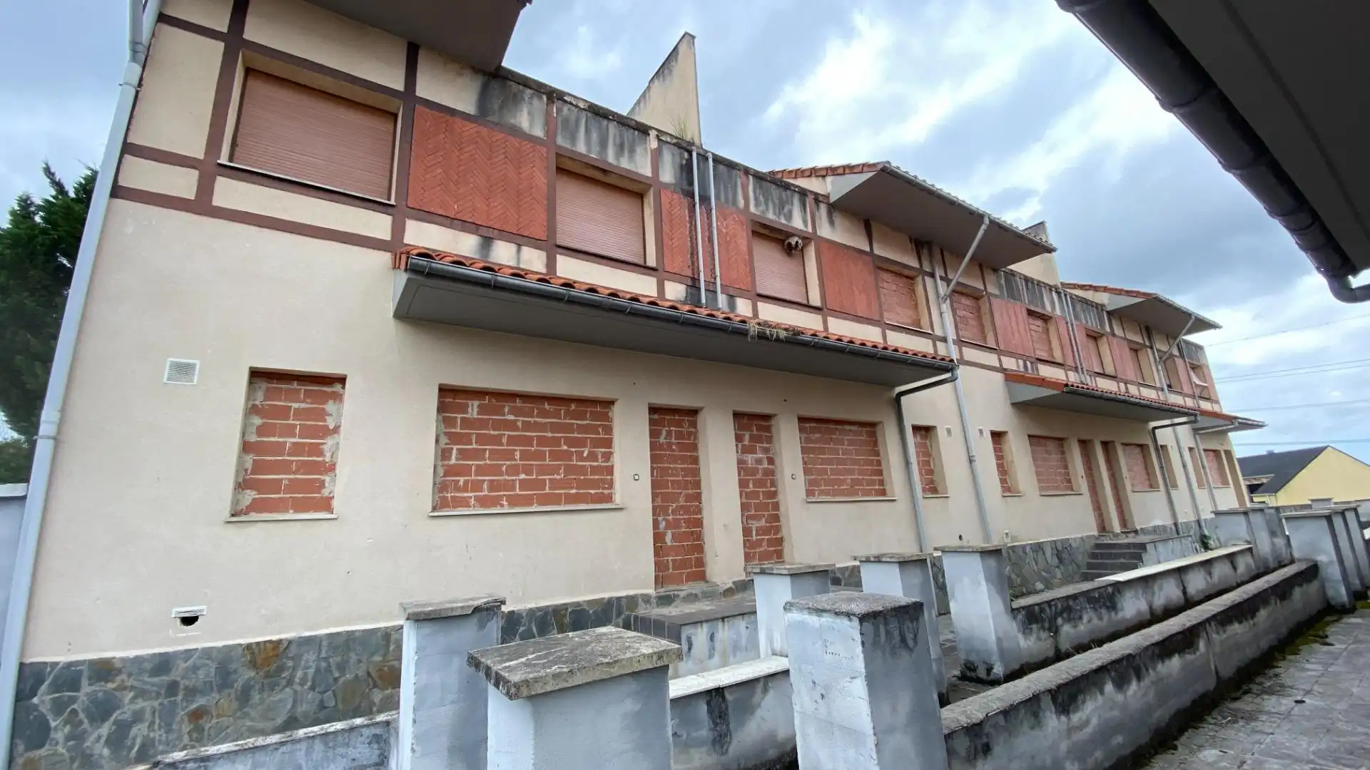 Außenansicht von Gebäude zum Verkauf in Cartes
