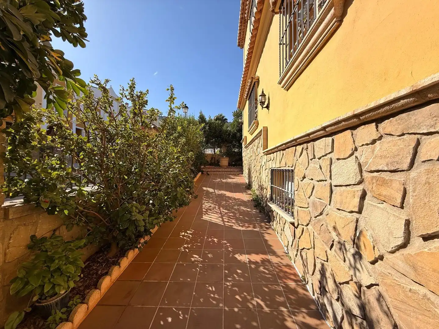 Vista exterior de Casa o xalet en venda en Antequera amb Aire condicionat, Jardí privat i Terrassa