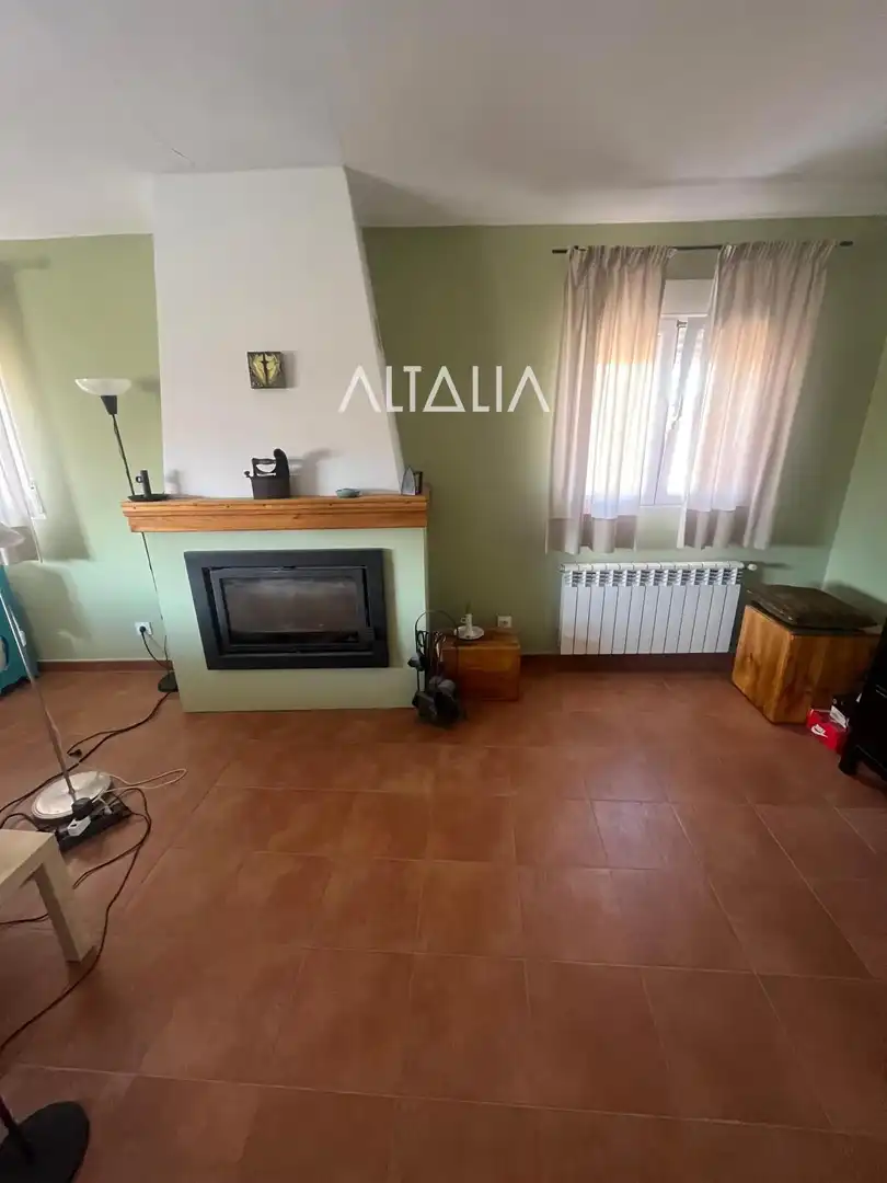Sala d'estar de Casa o xalet en venda en Torrejoncillo del Rey amb Calefacció, Terrassa i Alarma