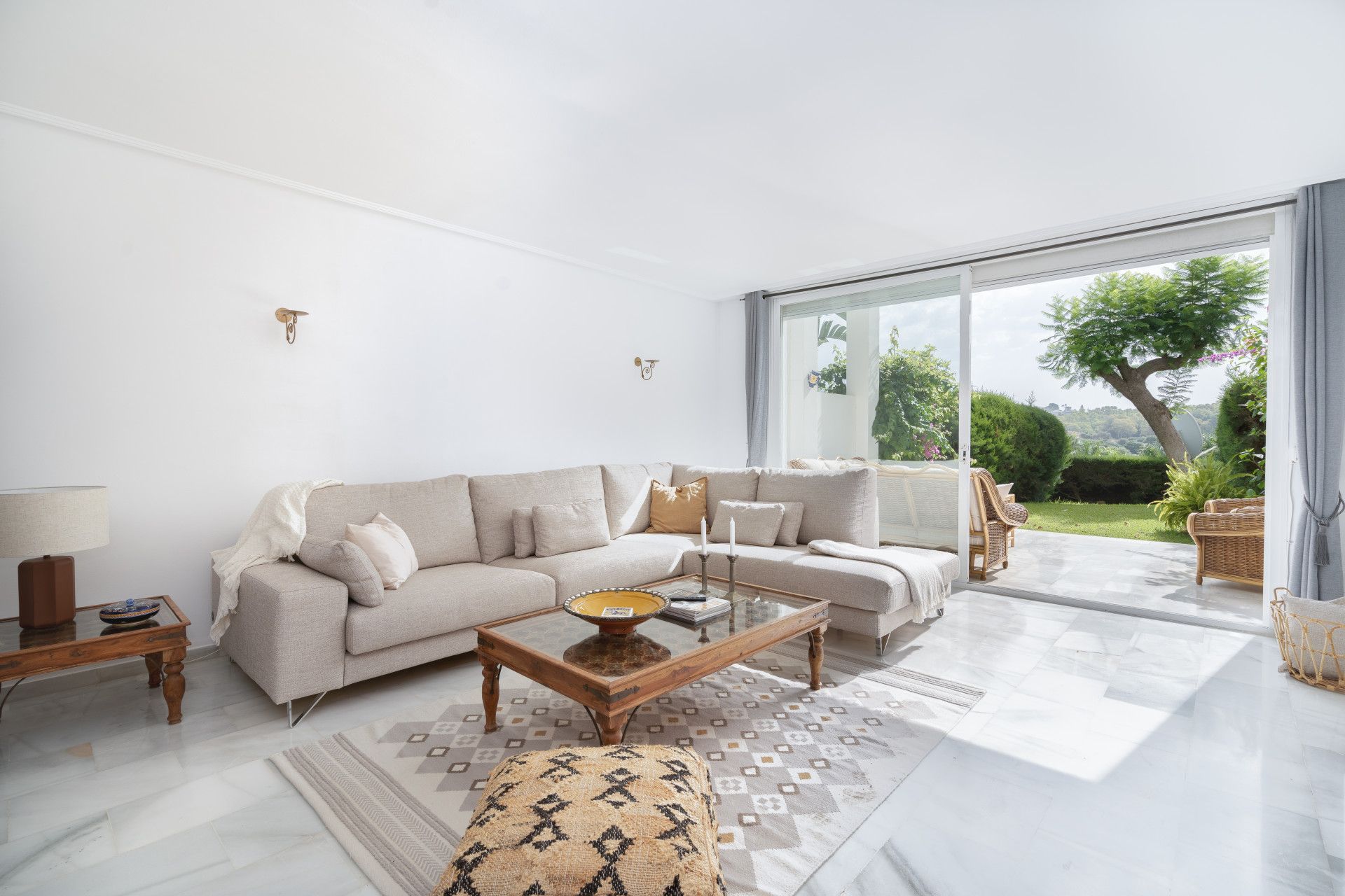 Living room of Planta baja for sale in Estepona  with Air Conditioner, Private garden and Terrace