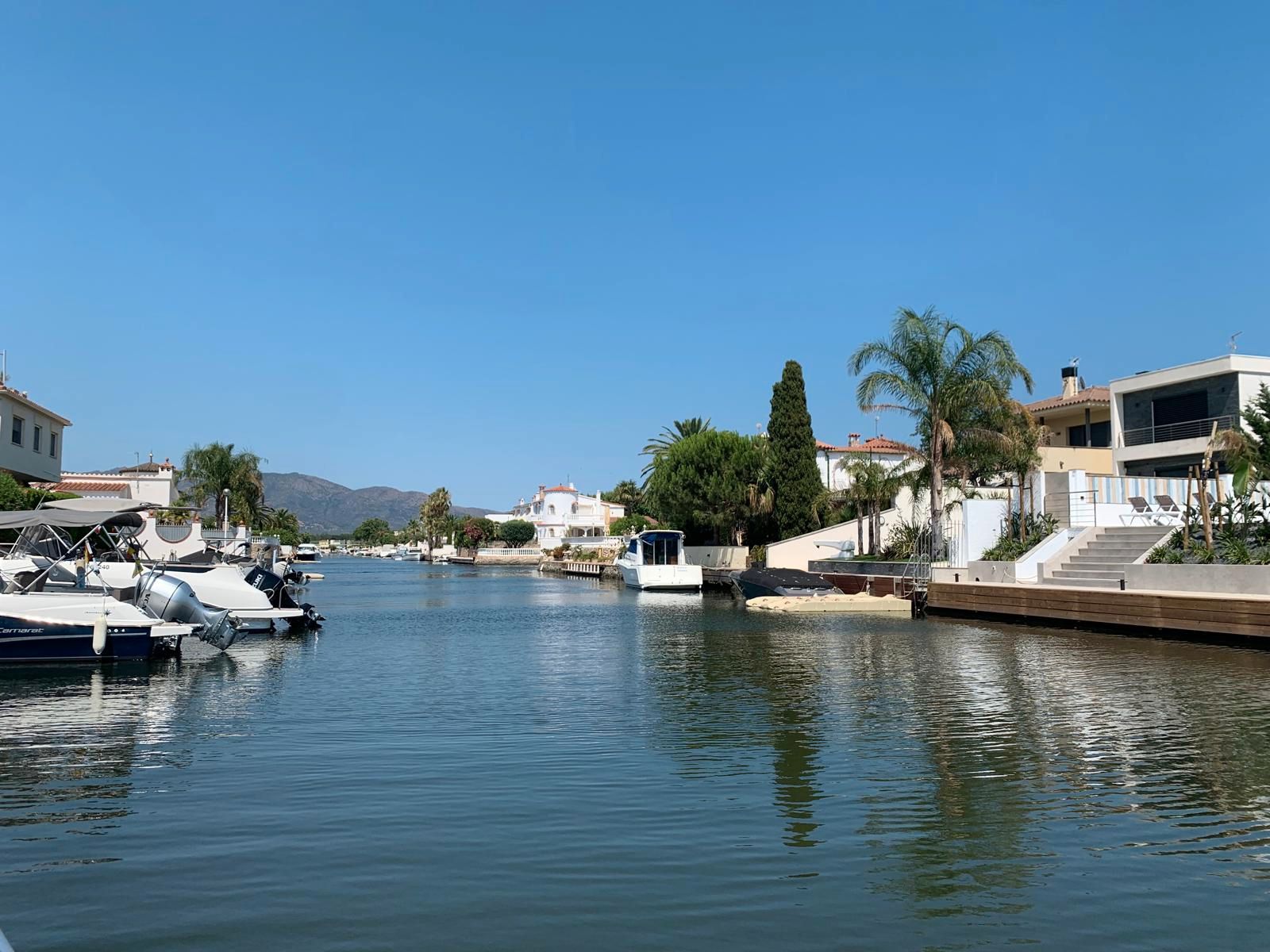 Vista exterior de Casa adosada en venda en Empuriabrava amb Aire condicionat, Calefacció i Terrassa