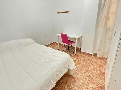 Bedroom of Flat to share in  Valencia Capital  with Private garden