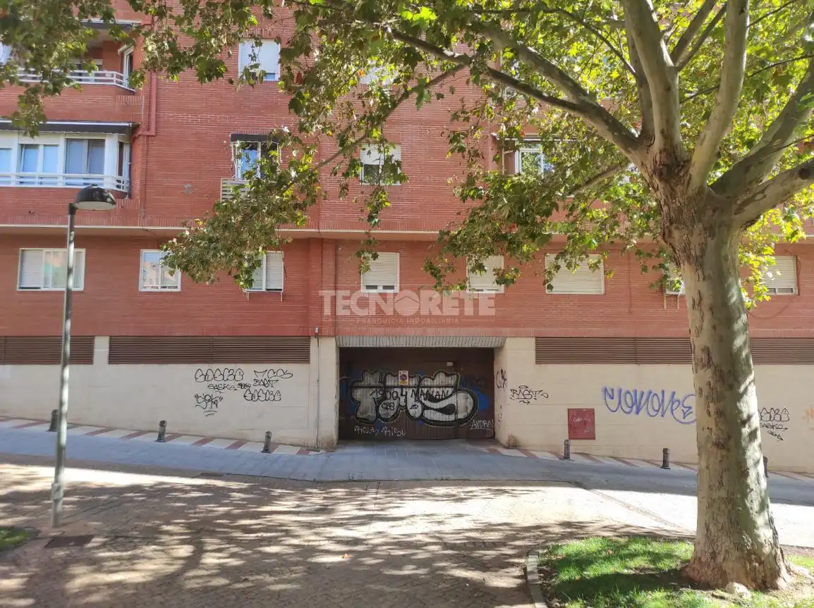 Vista exterior de Garatge en venda en Guadalajara