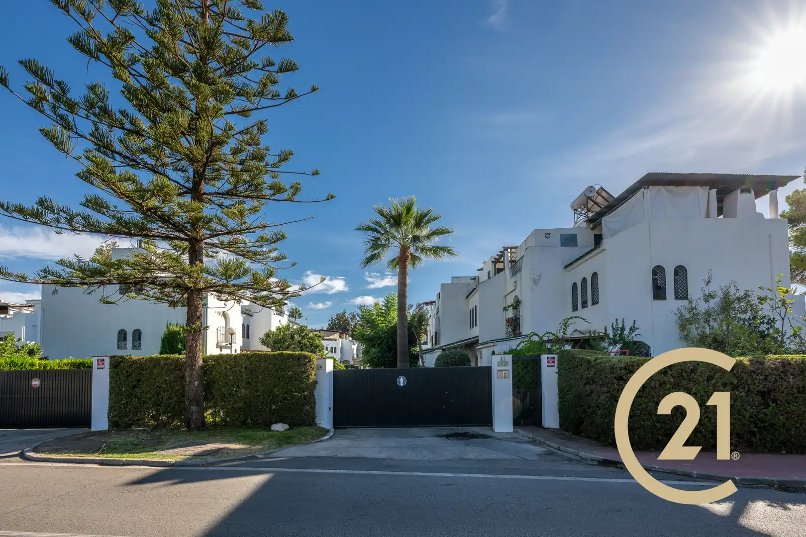 Vista exterior de Casa adosada en venta en Marbella con Aire acondicionado, Terraza y Piscina comunitaria