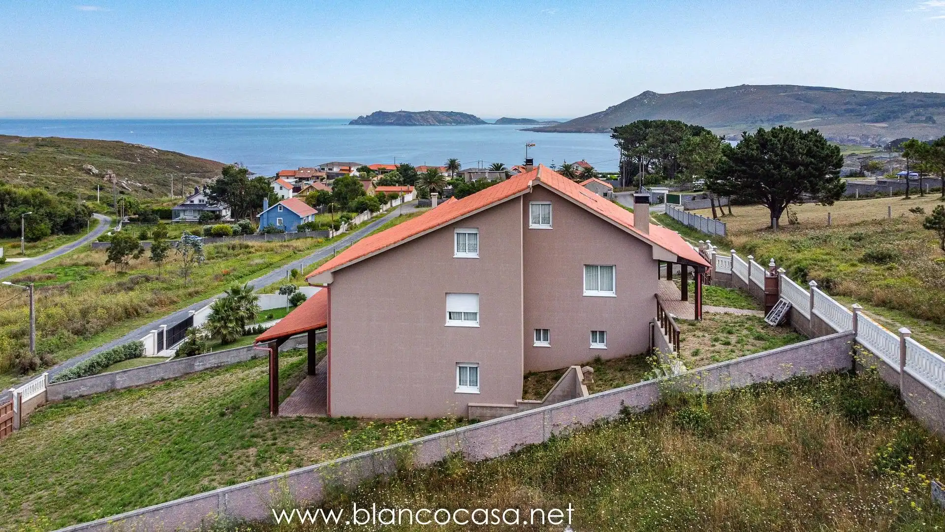 Vista exterior de Casa o xalet en venda en Malpica de Bergantiños amb Jardí privat, Terrassa i Traster