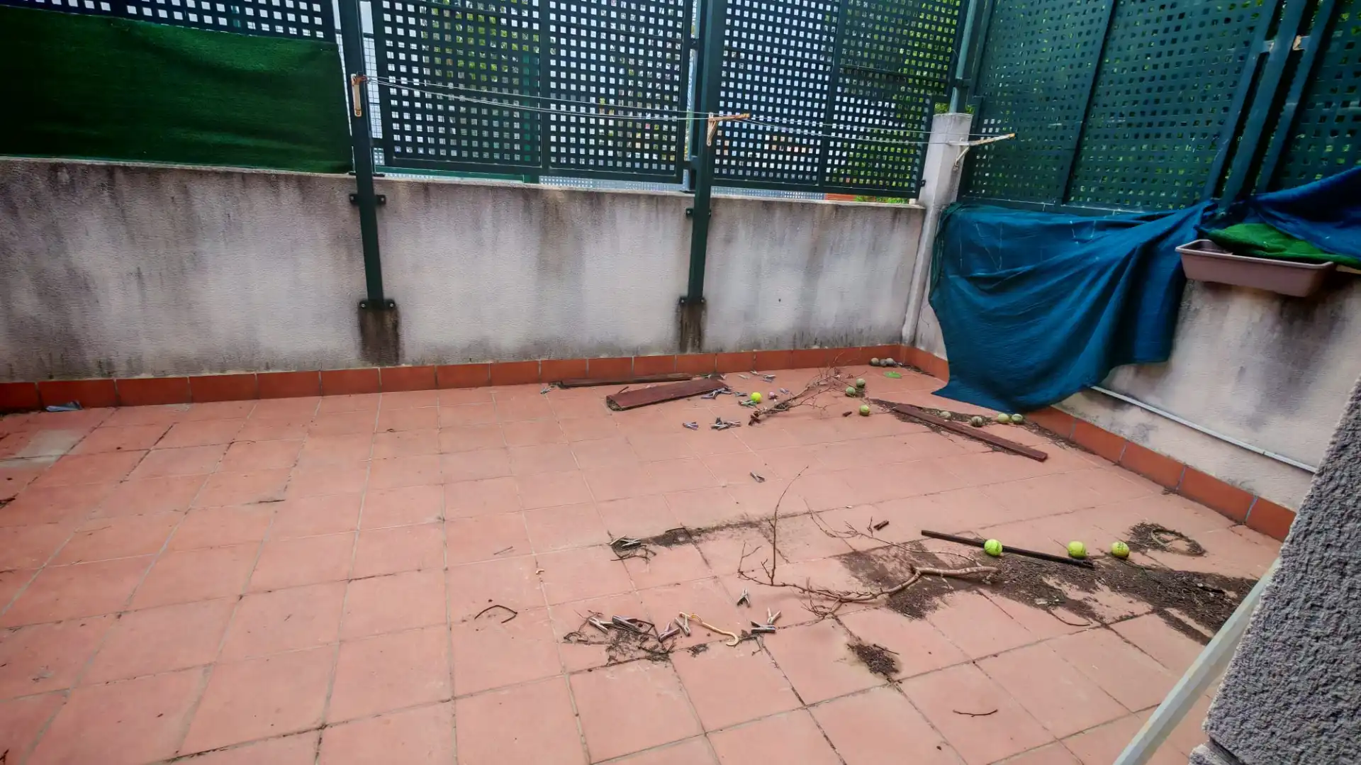 Terrasse von Einfamilien-Reihenhaus zum Verkauf in Valencia mit Terrasse, Abstellraum und Ofen