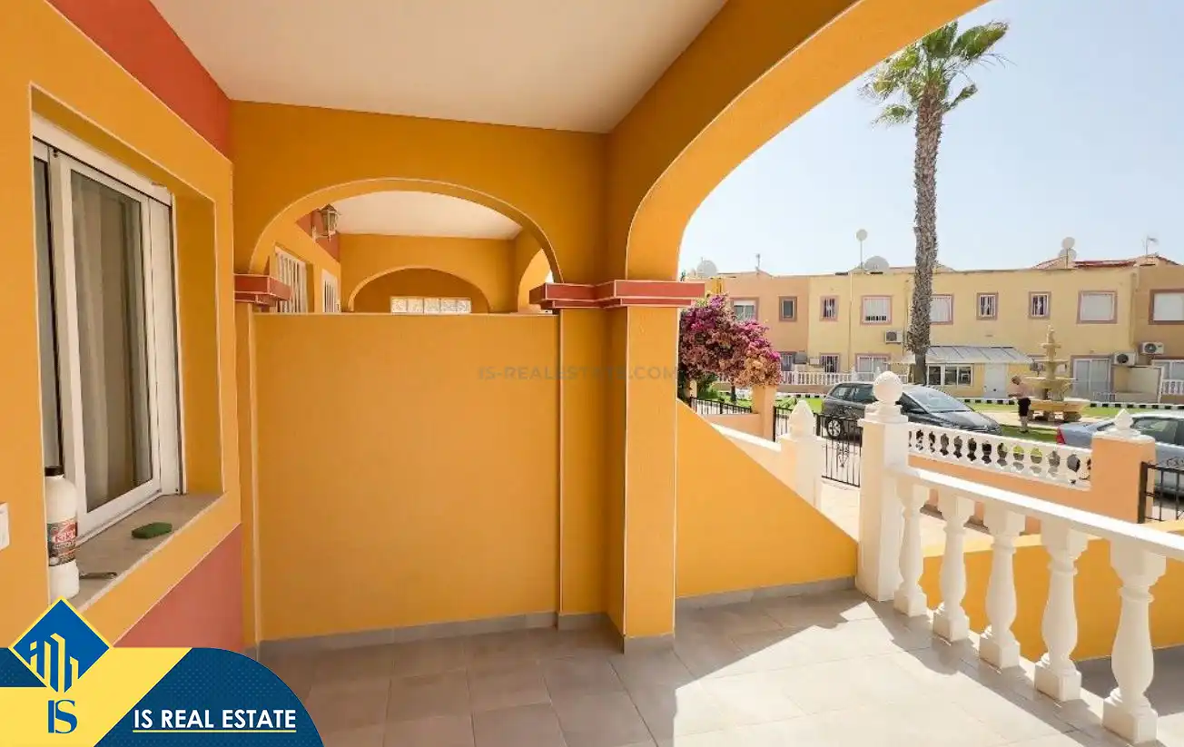Vista exterior de Casa adosada en venda en Orihuela amb Aire condicionat, Calefacció i Terrassa