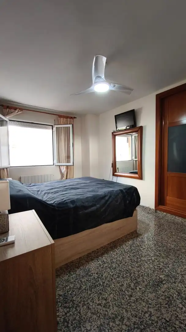 Schlafzimmer von Einfamilien-Reihenhaus zum Verkauf in Huétor Vega mit Klimaanlage, Heizung und Privatgarten