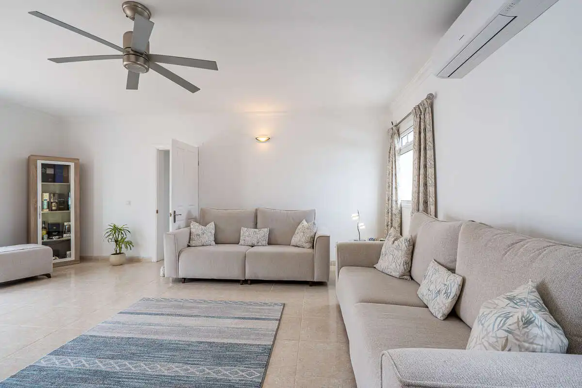 Sala d'estar de Casa o xalet en venda en Yaiza amb Traster, Piscina i Moblat