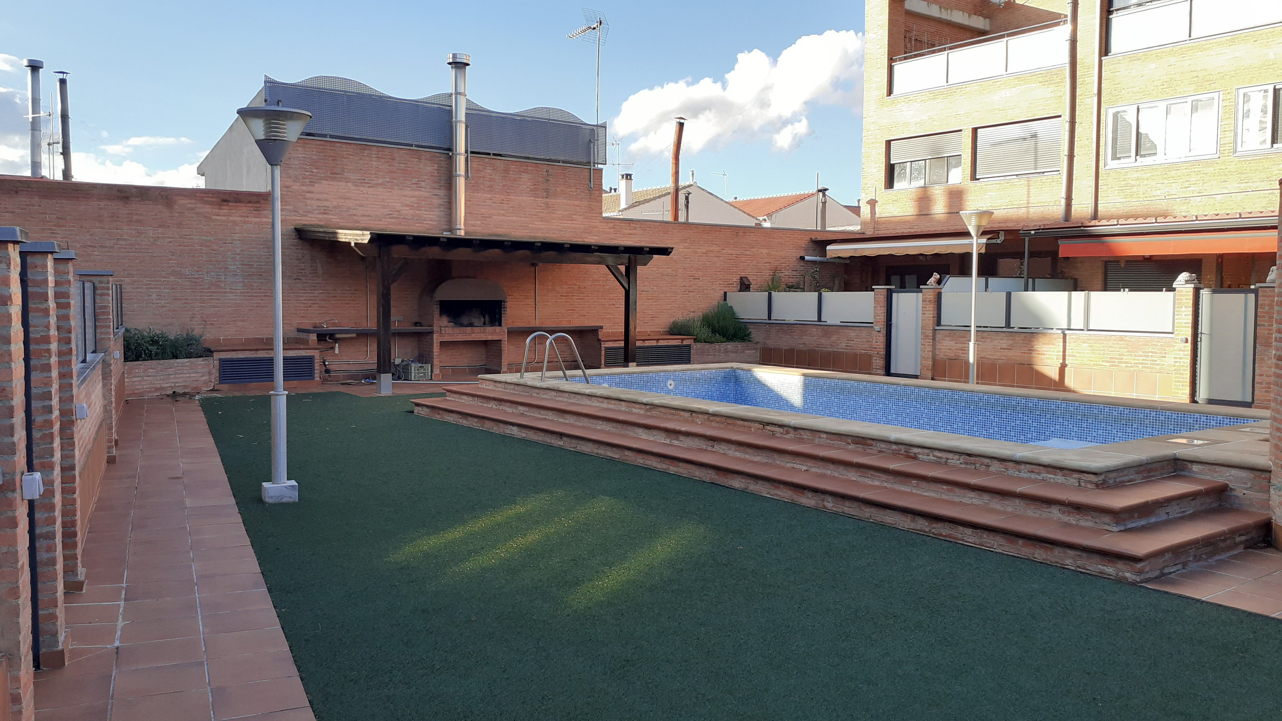 Swimming pool of Single-family semi-detached for sale in  Zaragoza Capital  with Air Conditioner, Private garden and Parquet flooring