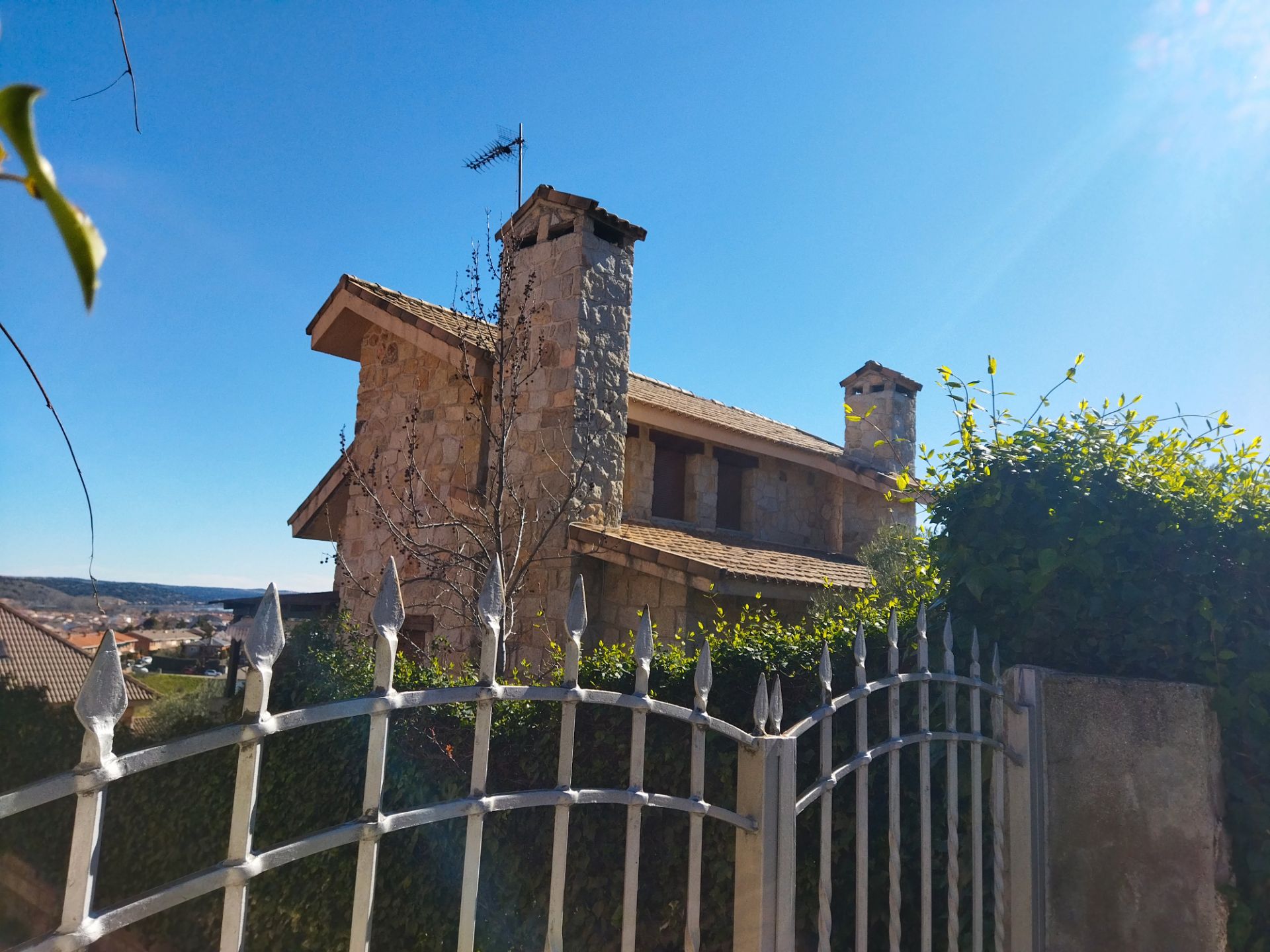 Vista exterior de Casa o xalet en venda en Guadalix de la Sierra amb Jardí privat, Terrassa i Traster