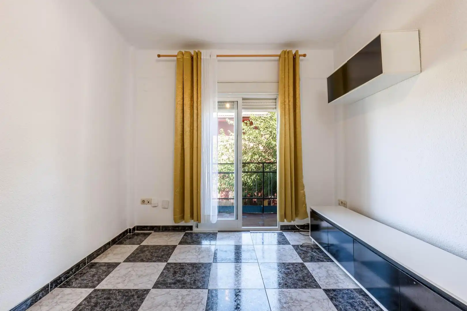 Flat for sale in Granada  with Balcony