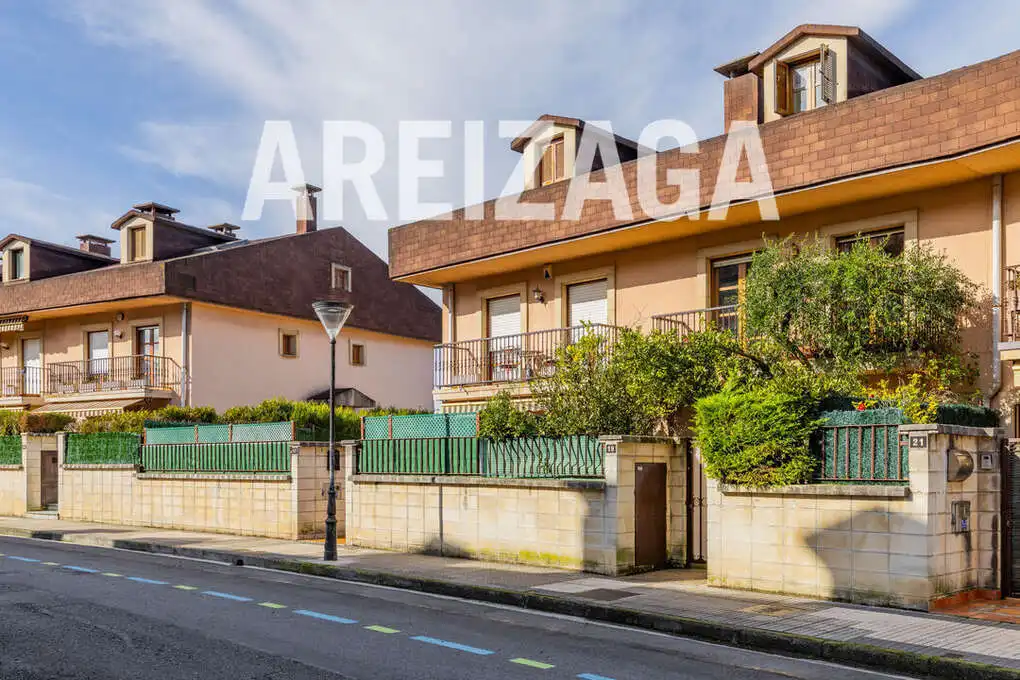 Vista exterior de Casa o xalet en venda en Donostia - San Sebastián  amb Calefacció, Jardí privat i Terrassa