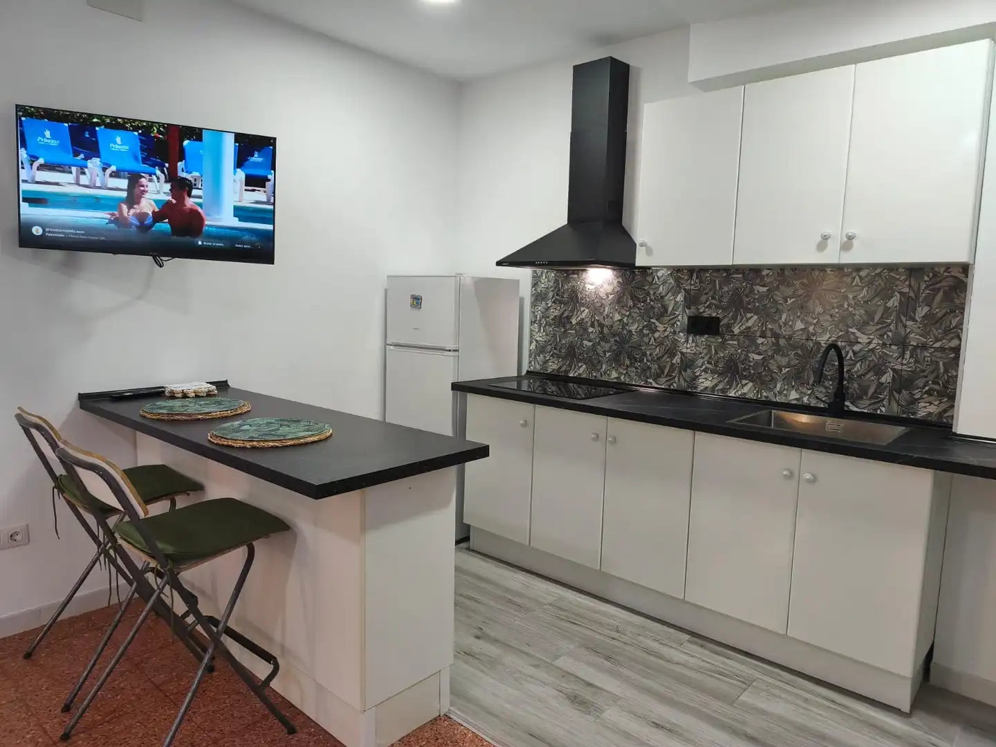 Cuina de Apartament de lloguer en Las Palmas de Gran Canaria amb Moblat, Rentadora i Microones