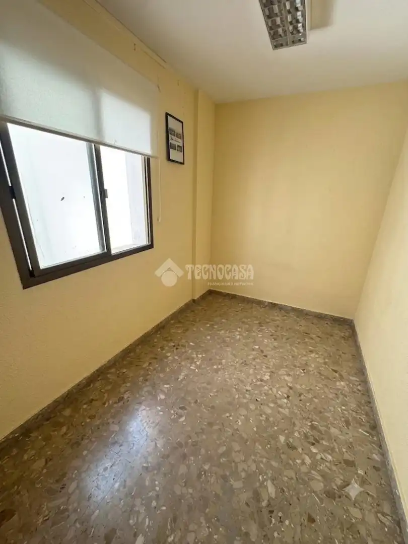 Schlafzimmer von Büro zum Verkauf in El Puerto de Santa María mit Klimaanlage