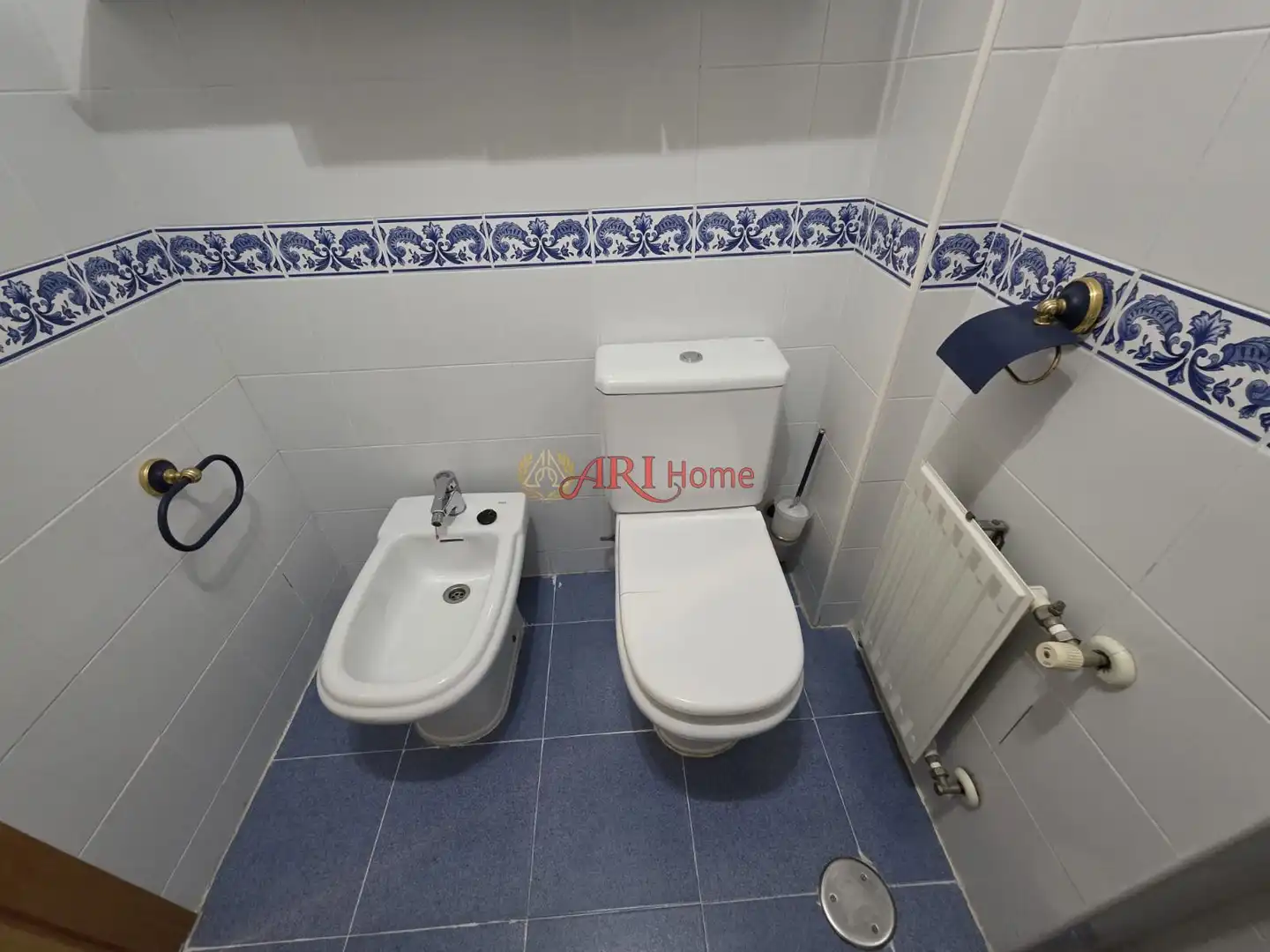 Bathroom of Flat for sale in Fuenlabrada  with Air Conditioner, Heating and Swimming Pool