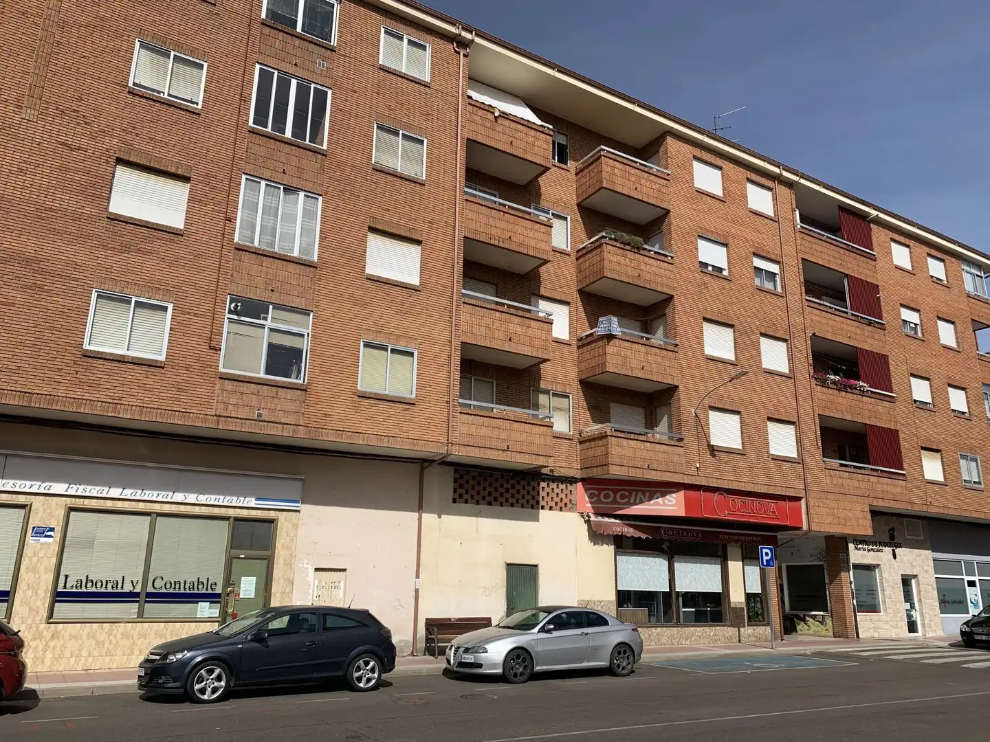 Vista exterior de Piso en venta en Benavente con Trastero