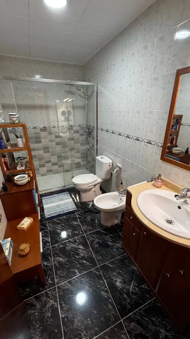 Badezimmer von Wohnung zum Verkauf in Roda de Berà mit Klimaanlage, Heizung und Parkett