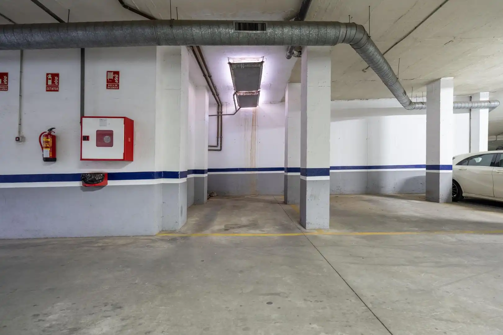 Parking de Ático de alquiler en Almería con Aire acondicionado, Calefacción y Jardín privado