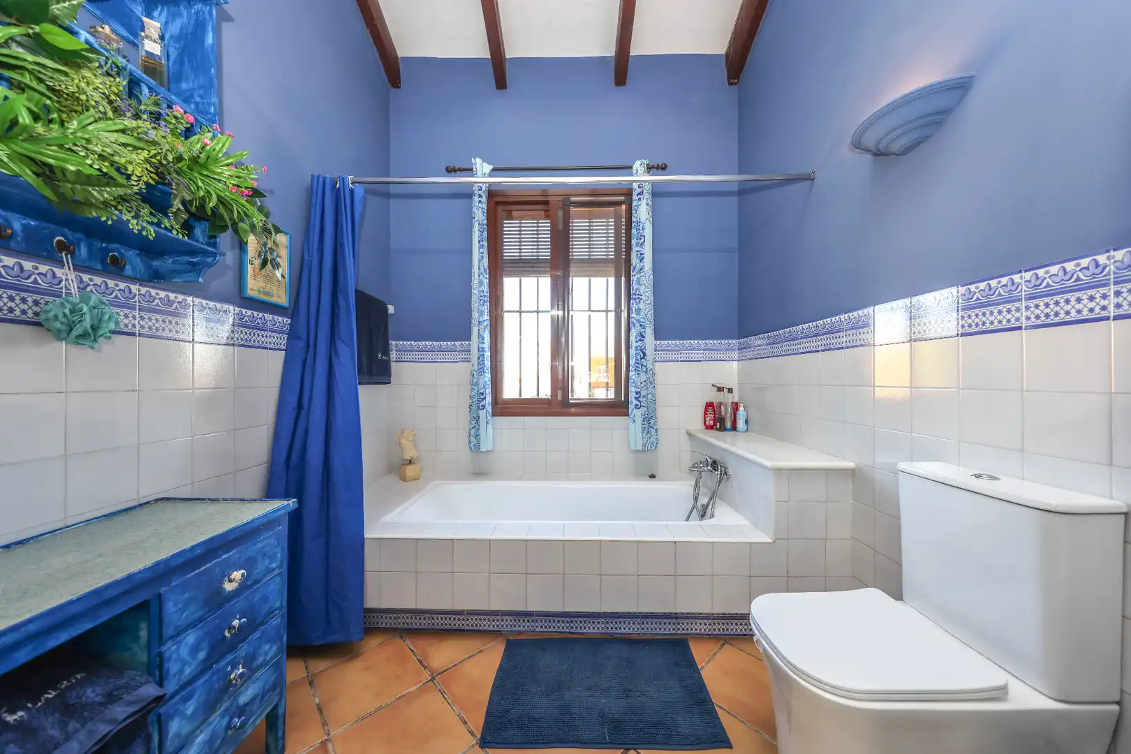 Bathroom of Houses for sale in Morón de la Frontera  with Air Conditioner, Private garden and Swimming Pool