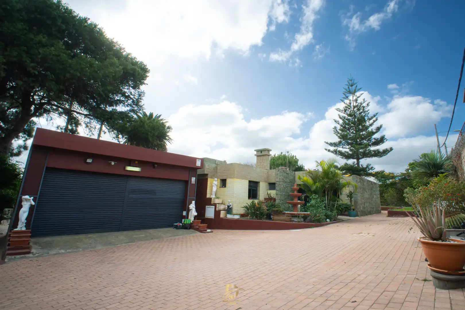 Vista exterior de Casa o xalet en venda en Las Palmas de Gran Canaria amb Aire condicionat, Jardí privat i Terrassa